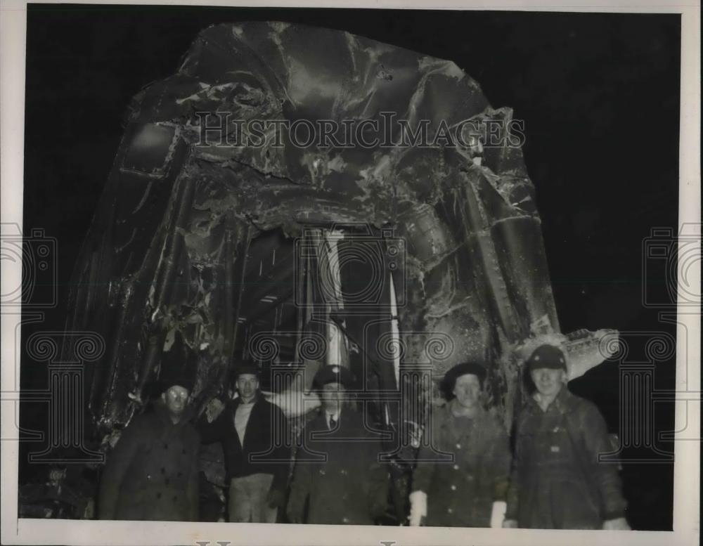 1940 Press Photo Trainmen examine wreckage of NY Central crash - Historic Images