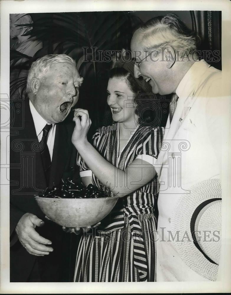 1939 Press Photo Vice Pres. John Garner tried Cherry offered by Cherry Queen. - Historic Images