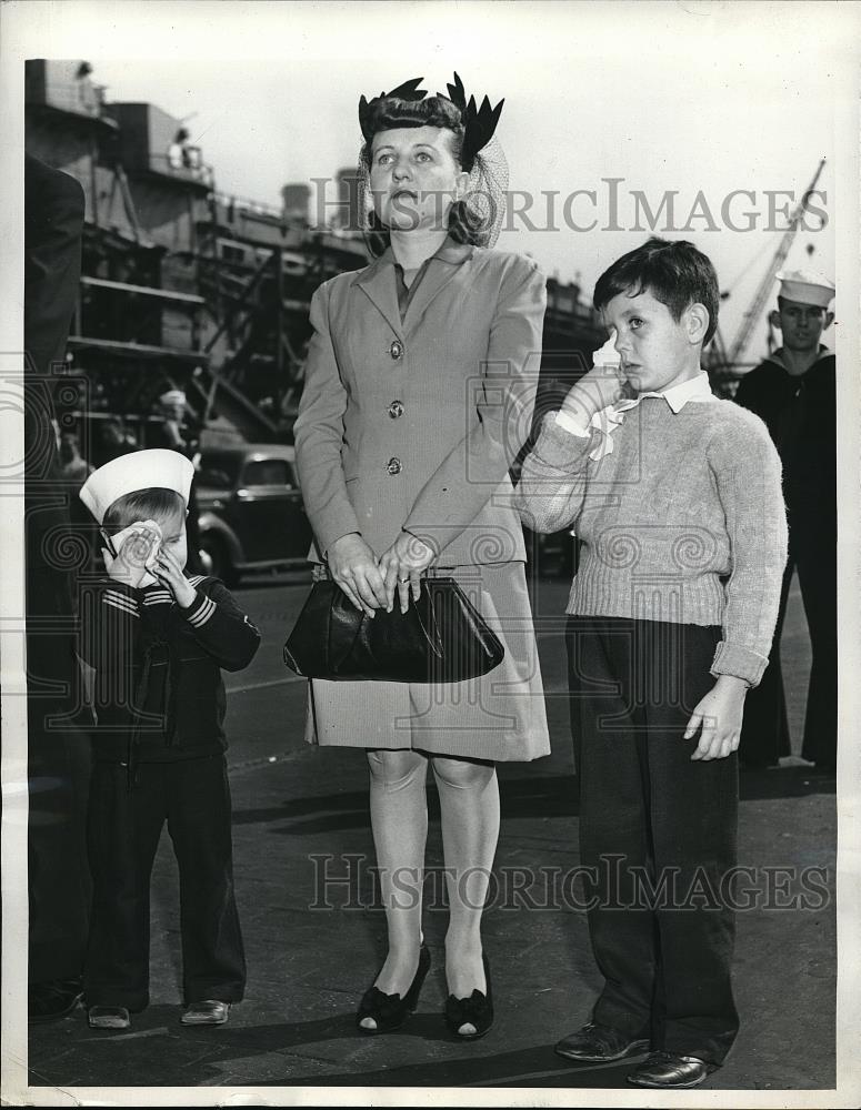 1945 Press Photo Mrs Clara Dziedzic &amp; 2 Sons at New York Navy Yard - Historic Images