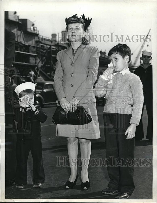 1945 Press Photo Mrs Clara Dziedzic & 2 Sons at New York Navy Yard - Historic Images