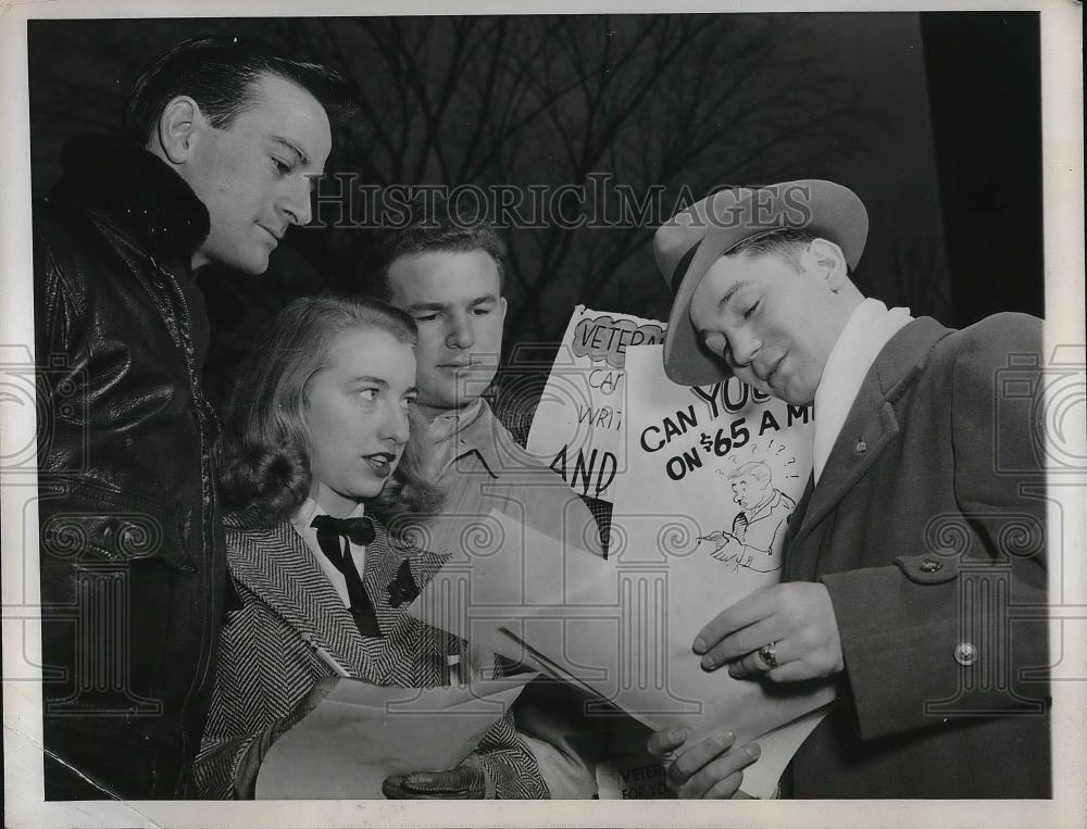 1947 Press Photo Milt Warshaw, Bob Beam, Anna Hampton and Newton Krabbe - Historic Images