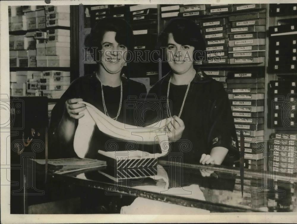 1924 Press Photo Sadie &amp; Helen Dunleavy Twins Run Store Together - Historic Images