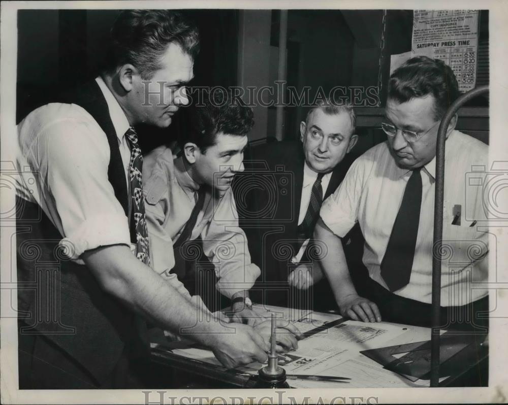 1947 Press Photo 6 Strike Bound Newspaper in Chicago Running Without Printers - Historic Images