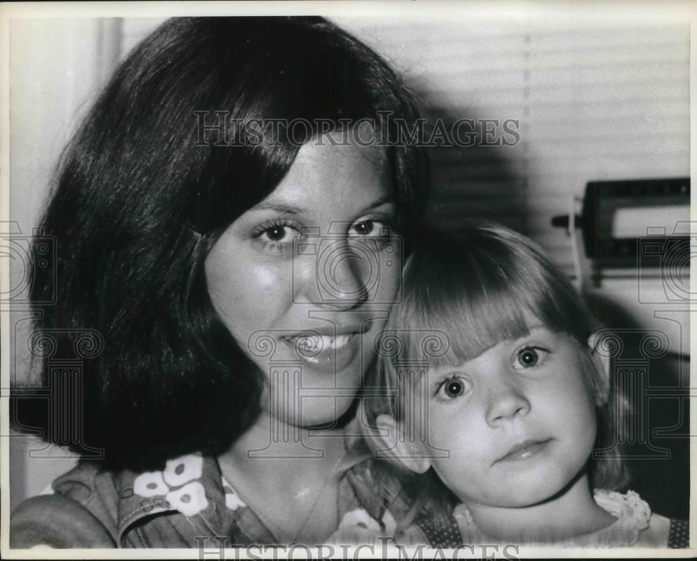 1974 Press Photo Ellen Hoffman with young Heather - Historic Images