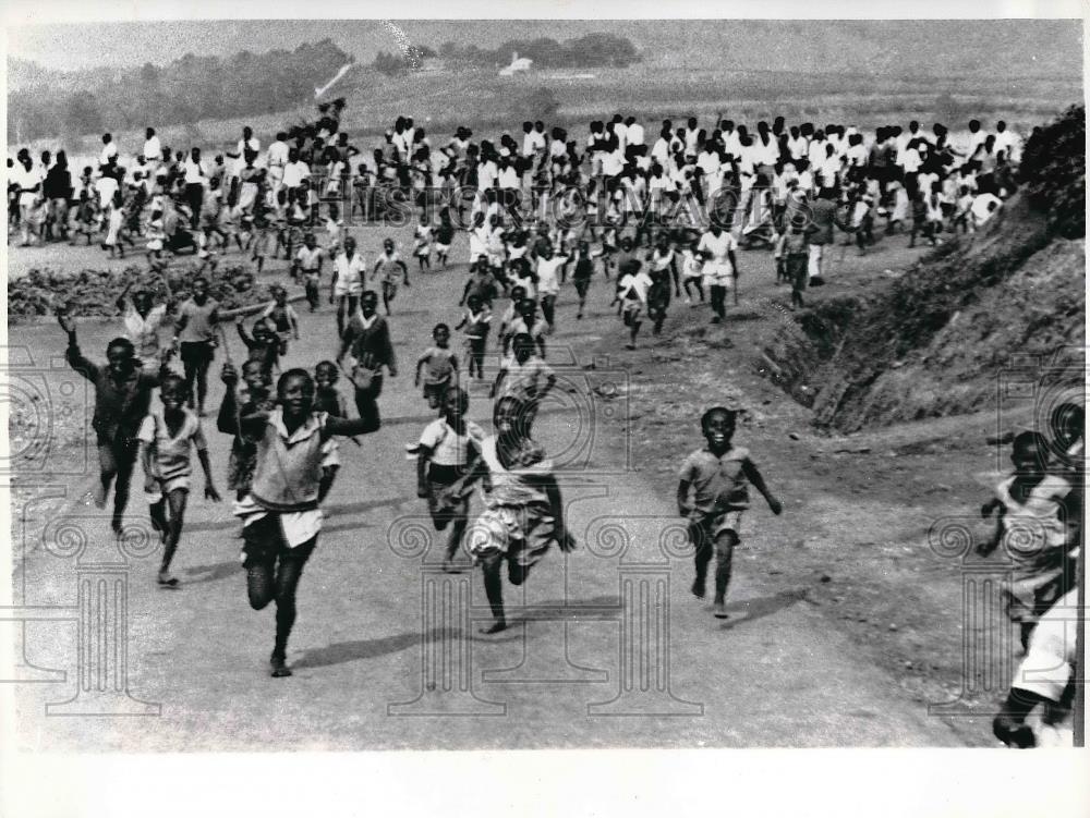 1964 Press Photo Crowd Runs Toward Liberating Congolese Government Troops - Historic Images