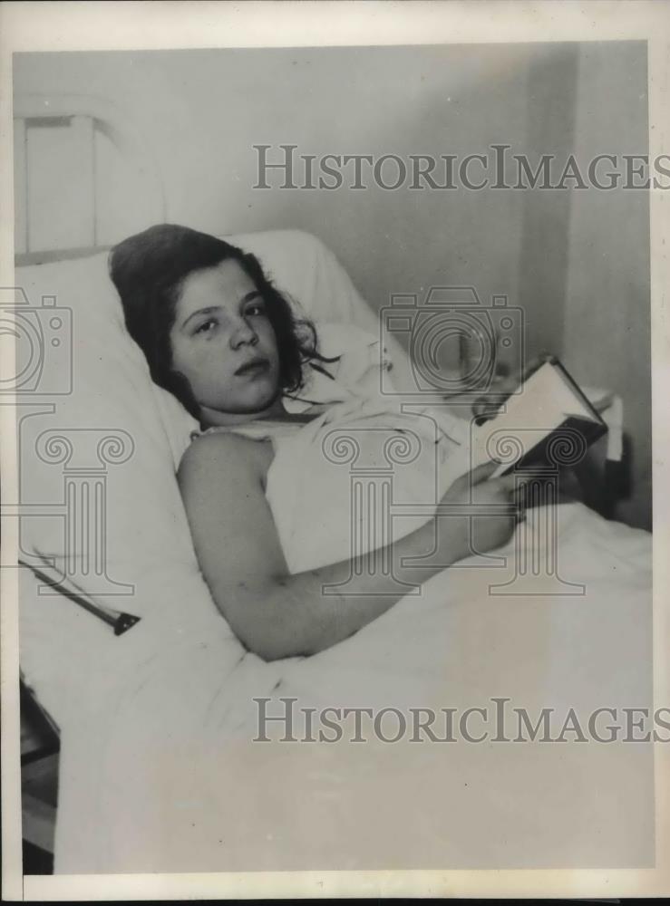 1933 Press Photo Helen Di Silvertro treated for bomb blast injuries in Italy - Historic Images