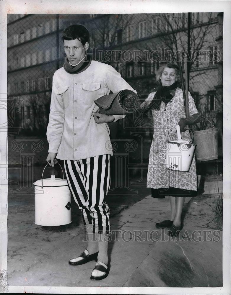 1954 Press Photo &quot;House Suit&quot; designed by Redde, Famed Berlin designer - Historic Images