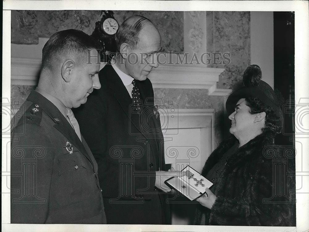 1943 Press Photo Lord Halifax, Mrs. Mabel Sandell, Gen. George E. Stratemeyer - Historic Images