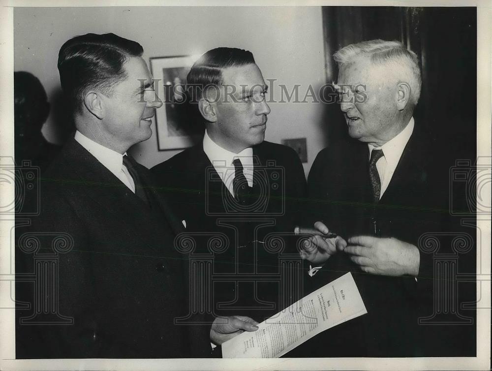 1937 Press Photo Vice Pres John Garner gets petition from Frederic Burns - Historic Images