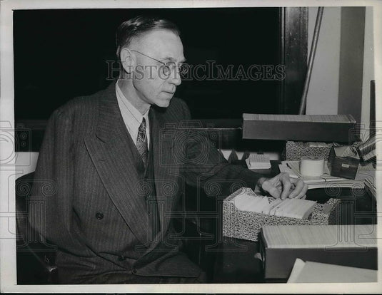 1943 Press Photo Chicago, Ill WP Thompson director of "Spare Time" swap service - Historic Images