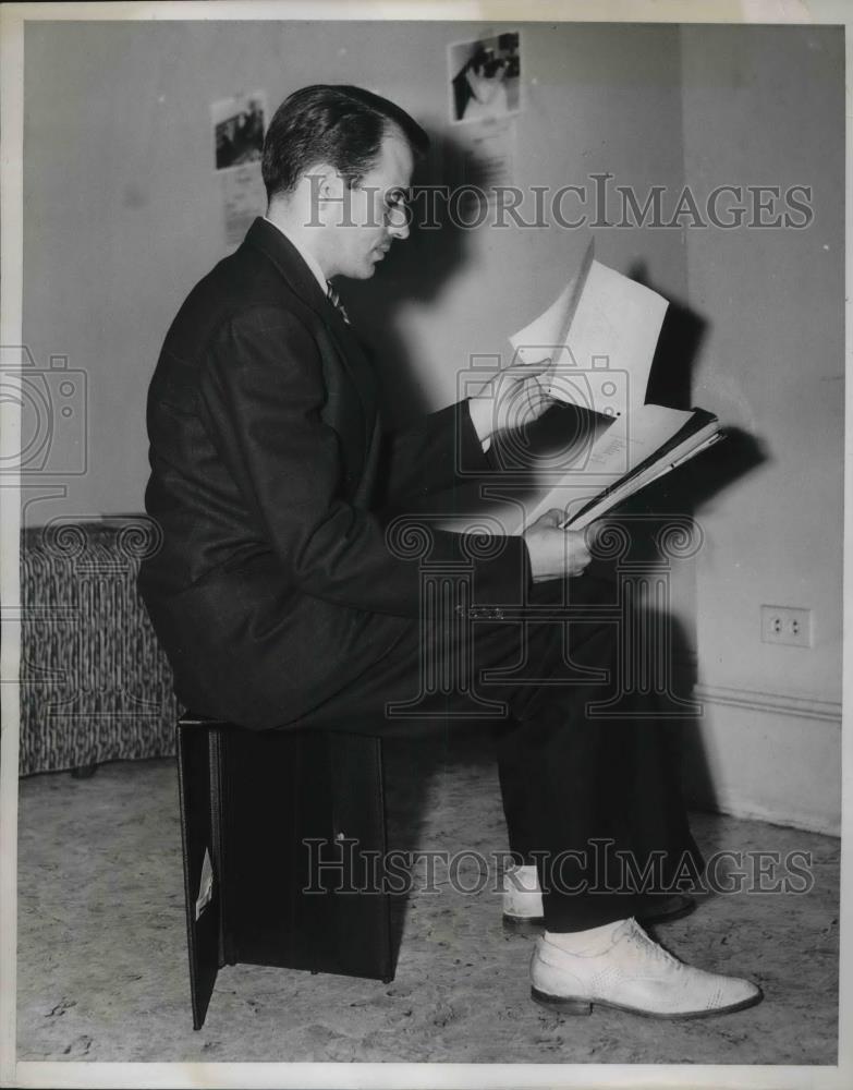 1939 Press Photo Kenneth Wade at Investors Exposition - Historic Images