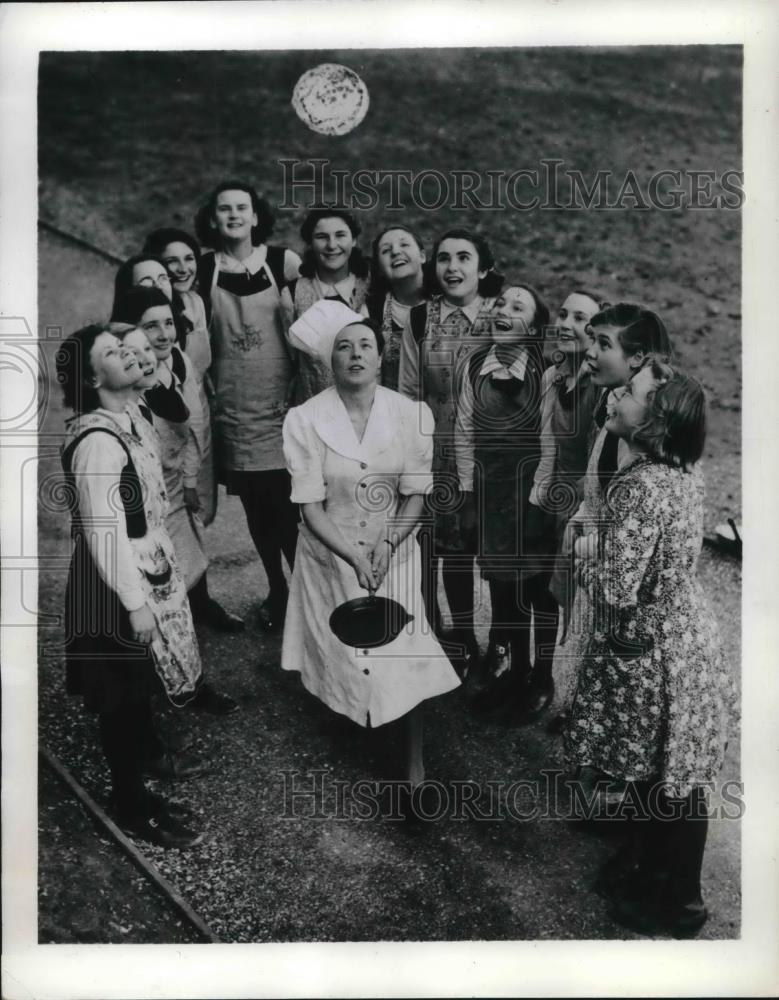 1941 Press Photo Cook, girls, at a school for evacuees at Ilford, England - Historic Images