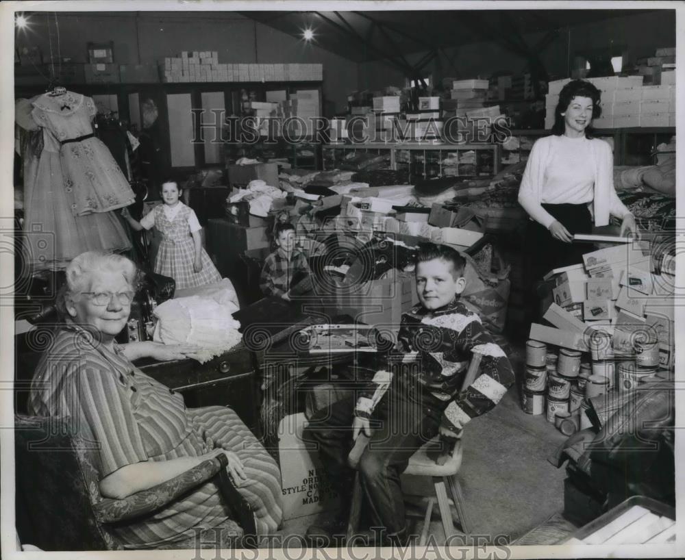 1960 Press Photo Miss Florence Leighton in Glamour Store - Historic Images