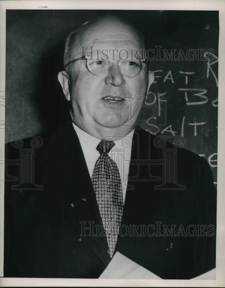 1952 Press Photo William A. O&#39;Brein posing for photo - Historic Images