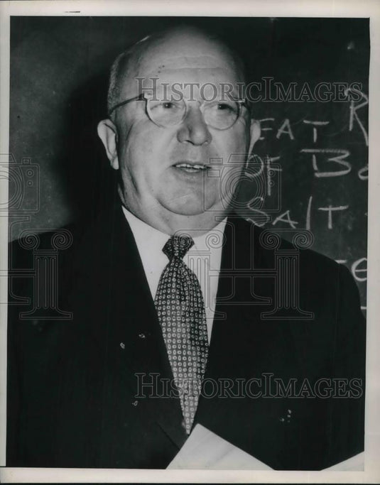 1952 Press Photo William A. O'Brein posing for photo - Historic Images