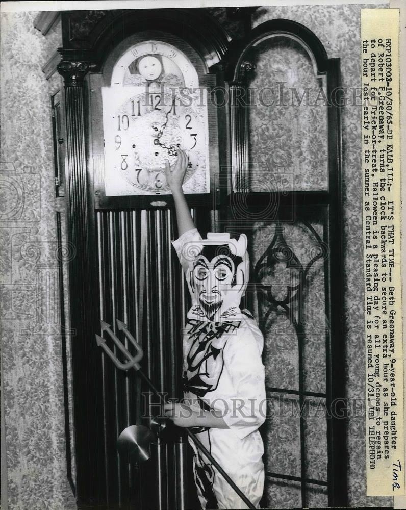 1965 Press Photo Beth Greenaway turns clock backwards to secure an extra hour - Historic Images