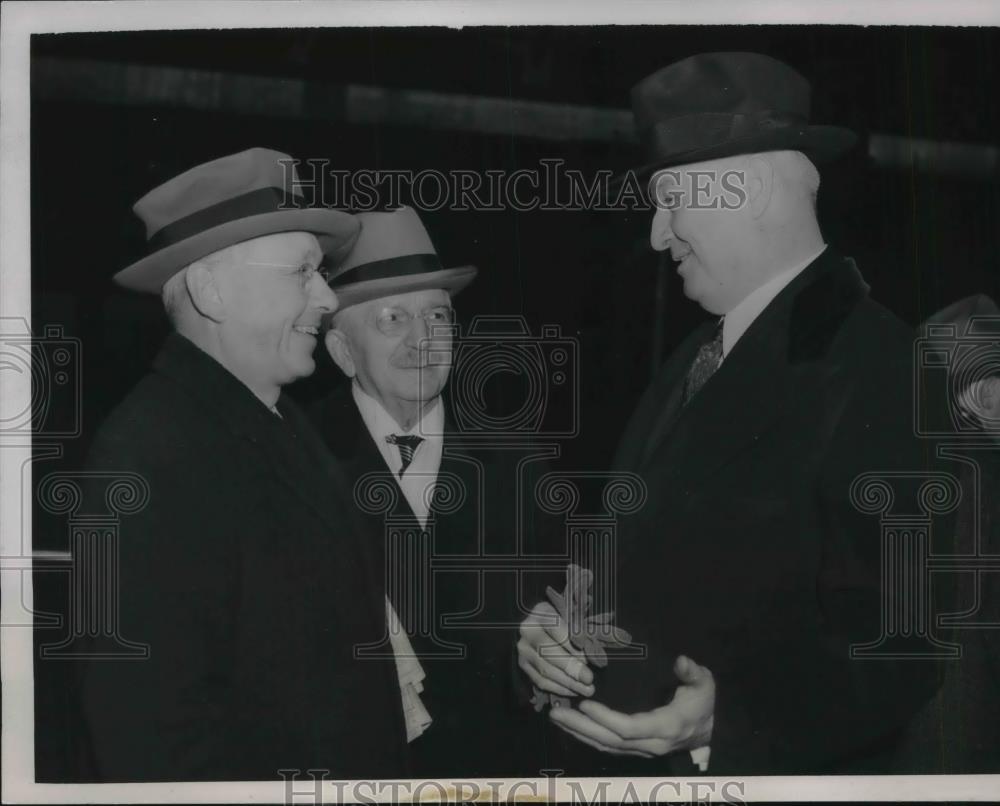 1940 Press Photo James Farley &amp; Alf Landon Meet at Chicago Train Station - Historic Images