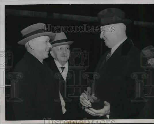 1940 Press Photo James Farley & Alf Landon Meet at Chicago Train Station - Historic Images