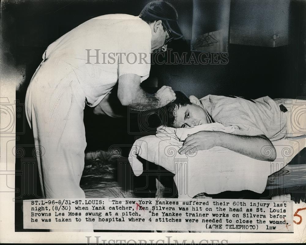 1949 Press Photo New York Yankees Catcher Ken Silvera Laying On Bed - Historic Images