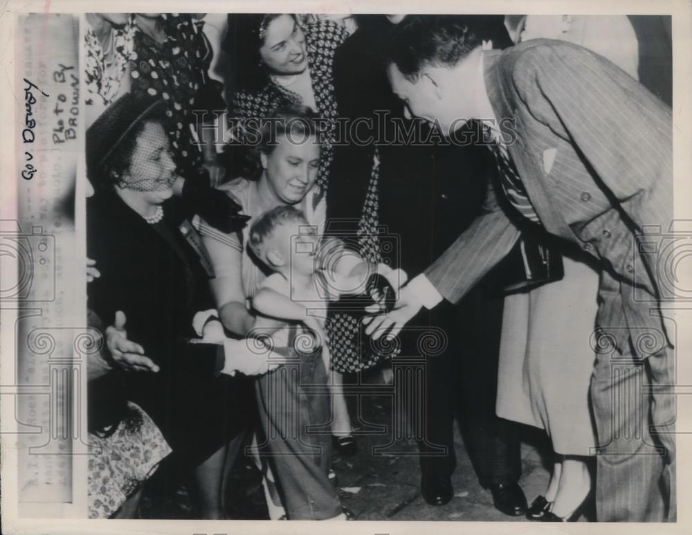 1948 Press Photo Gov. Thomas E.Dewey of New York shake hand with a kid. - Historic Images