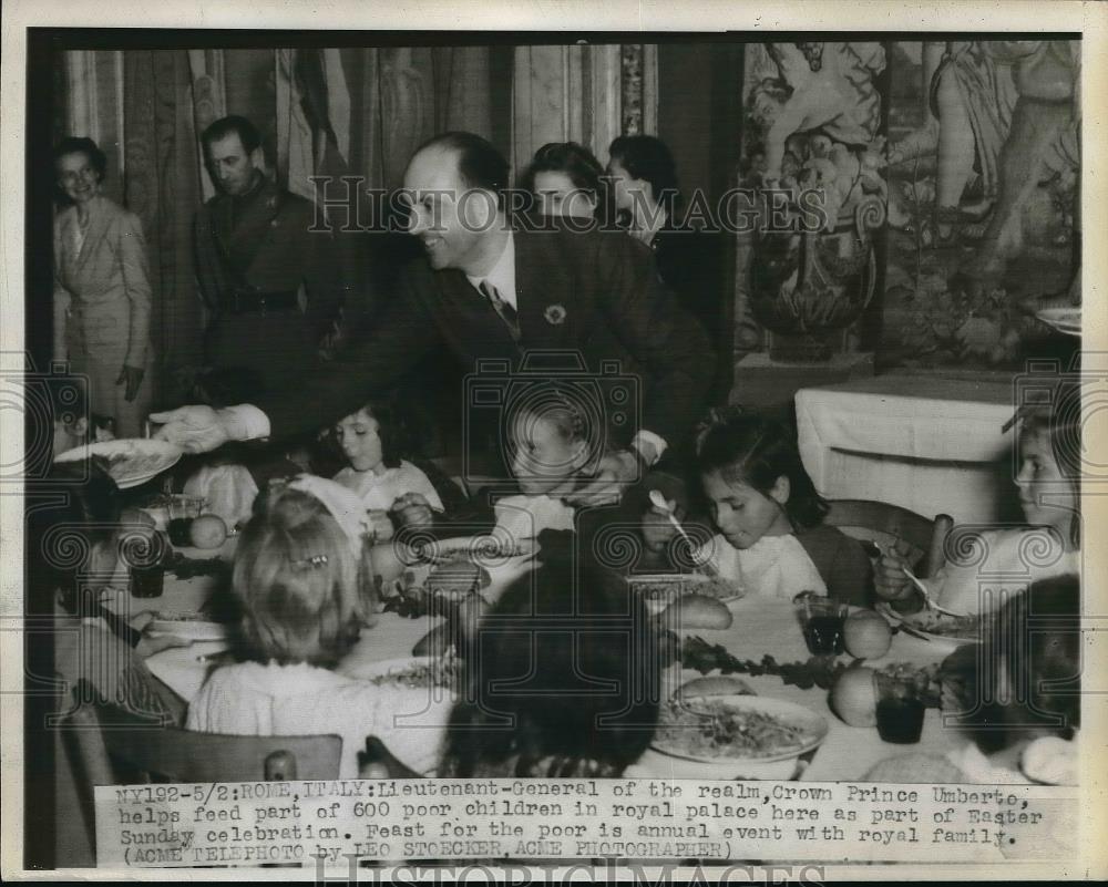 1946 Press Photo Crown Prince Umberto helps feed 600 poor children - Historic Images