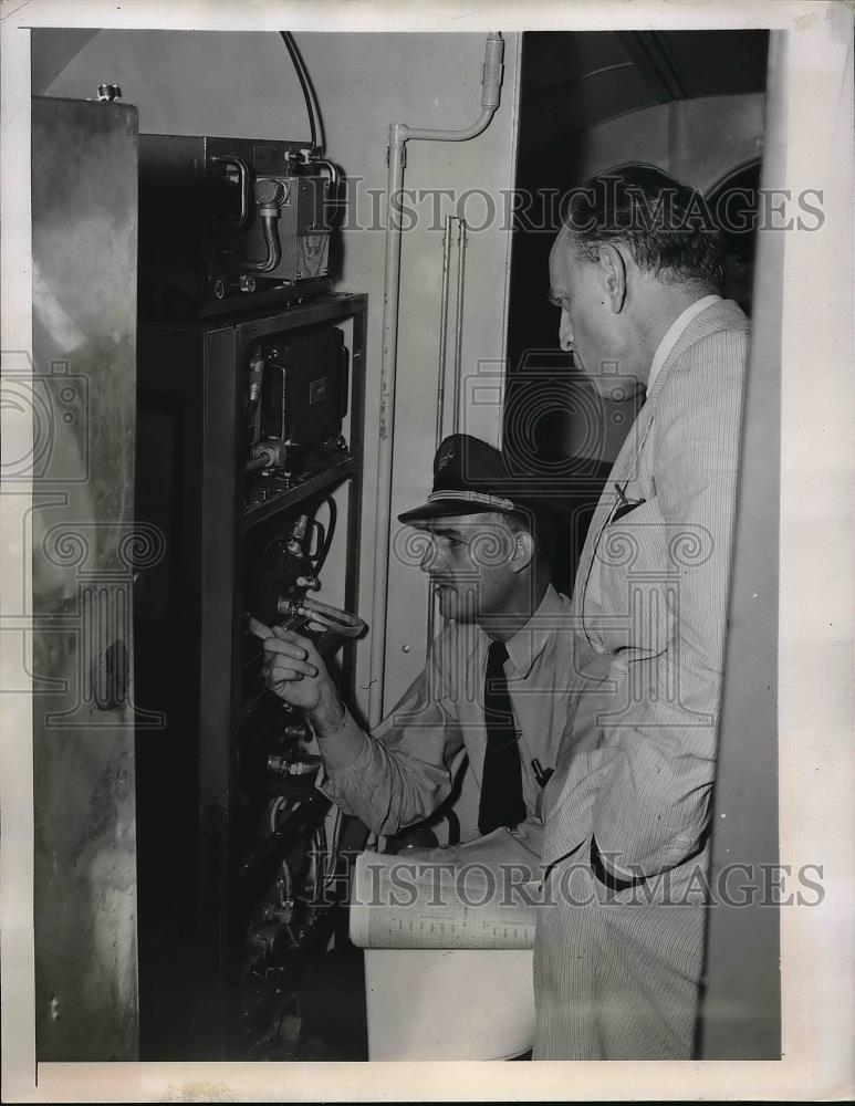 1947 Press Photo Capt Jack Le Claire, James Landis with a rada indicator - Historic Images