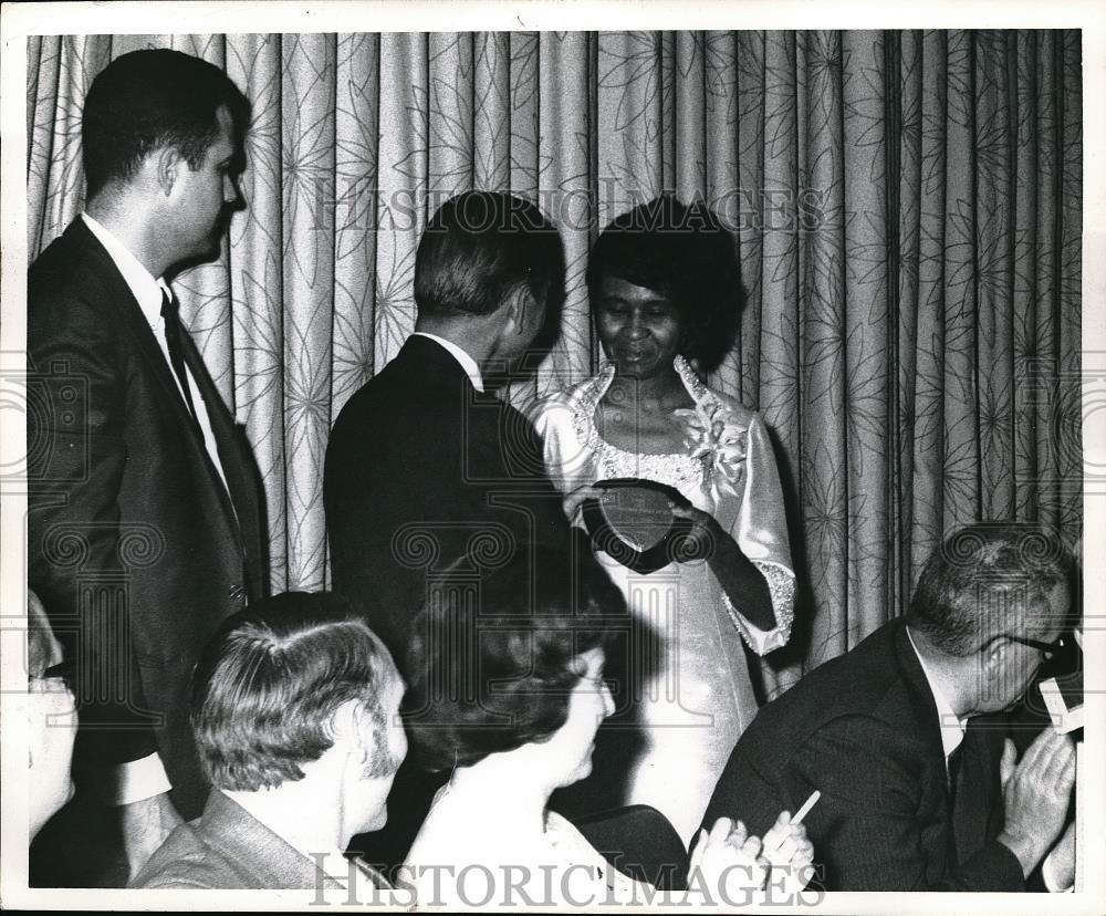 1969 Press Photo Ohio Association of Retarded Children Presents Teacher of Year - Historic Images