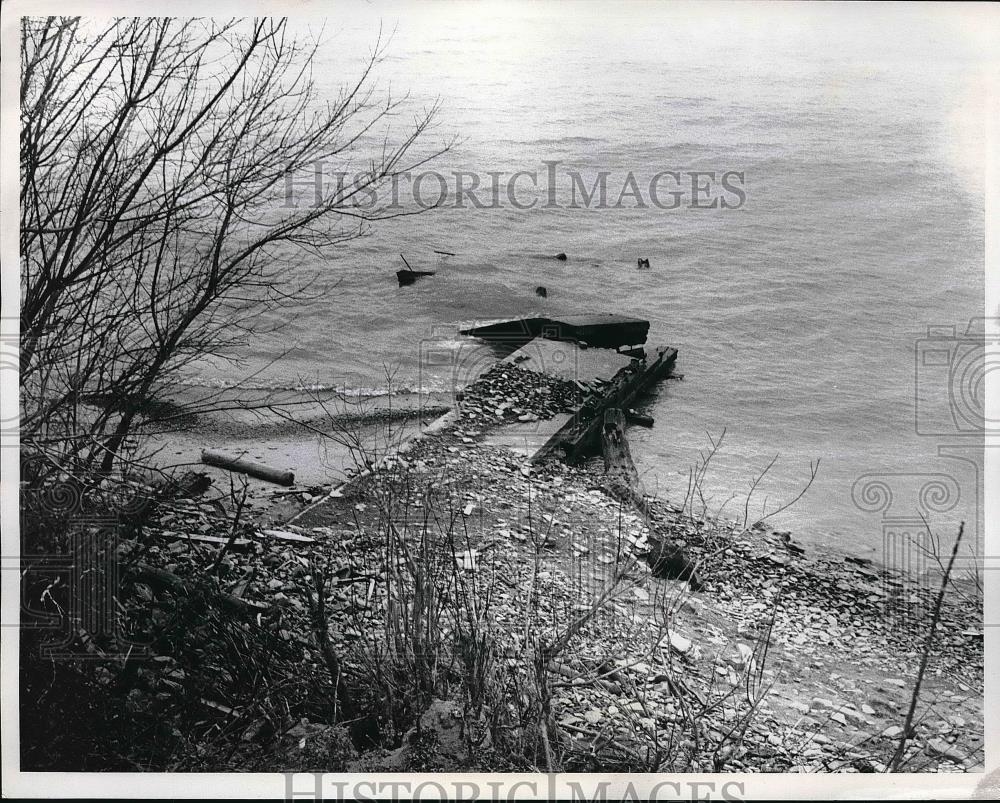 Press Photo Concrete Pier behind 4502 Edgewater St, Sheffield Lake - Historic Images