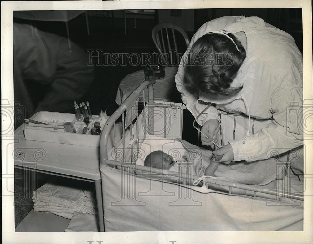 1939 Press Photo Tech Taking Blood Sample from NEw Born - Historic Images