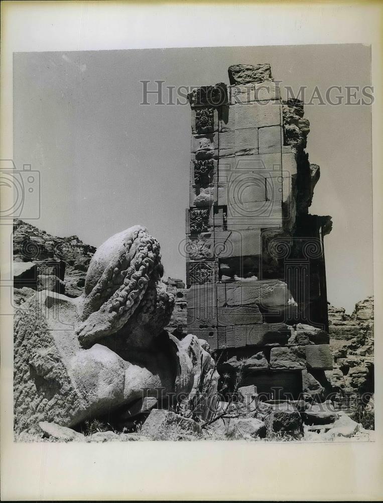 1957 Press Photo Massive Roman Statue in Roman Temple in Petra. - Historic Images