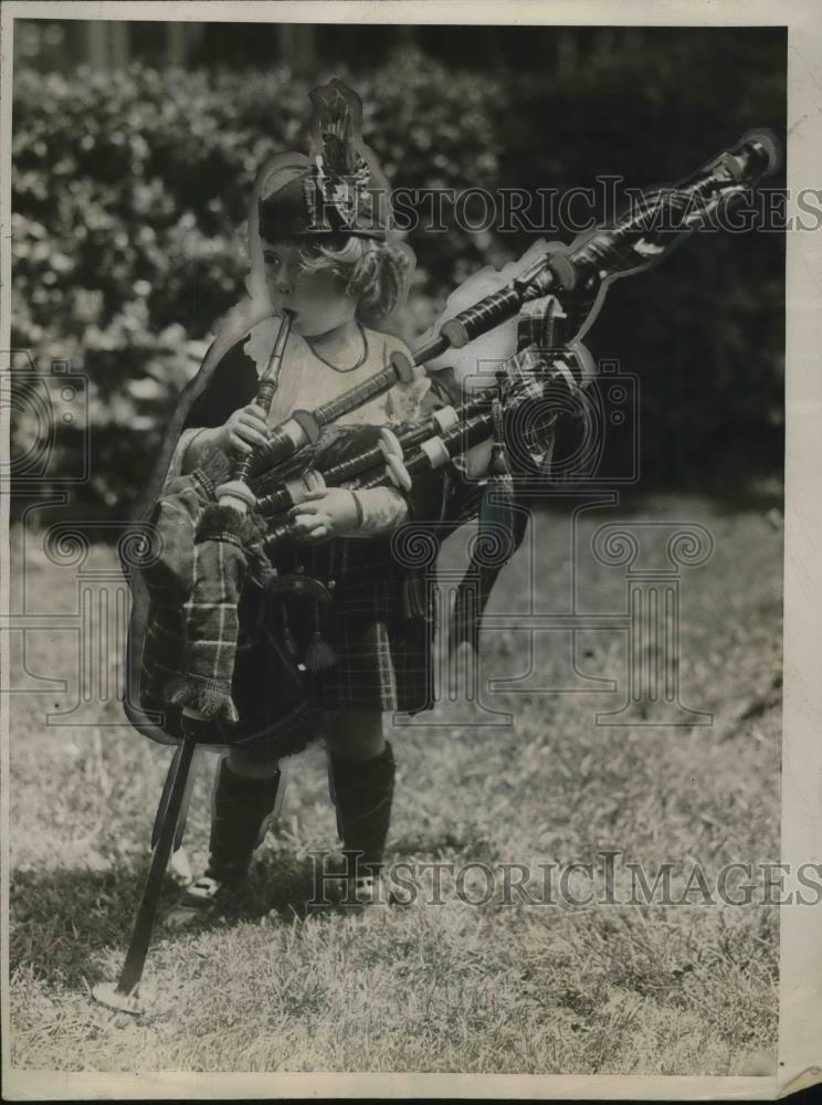 1926 Press Photo Marjorie Adamson Youngest Bagpiper - Historic Images