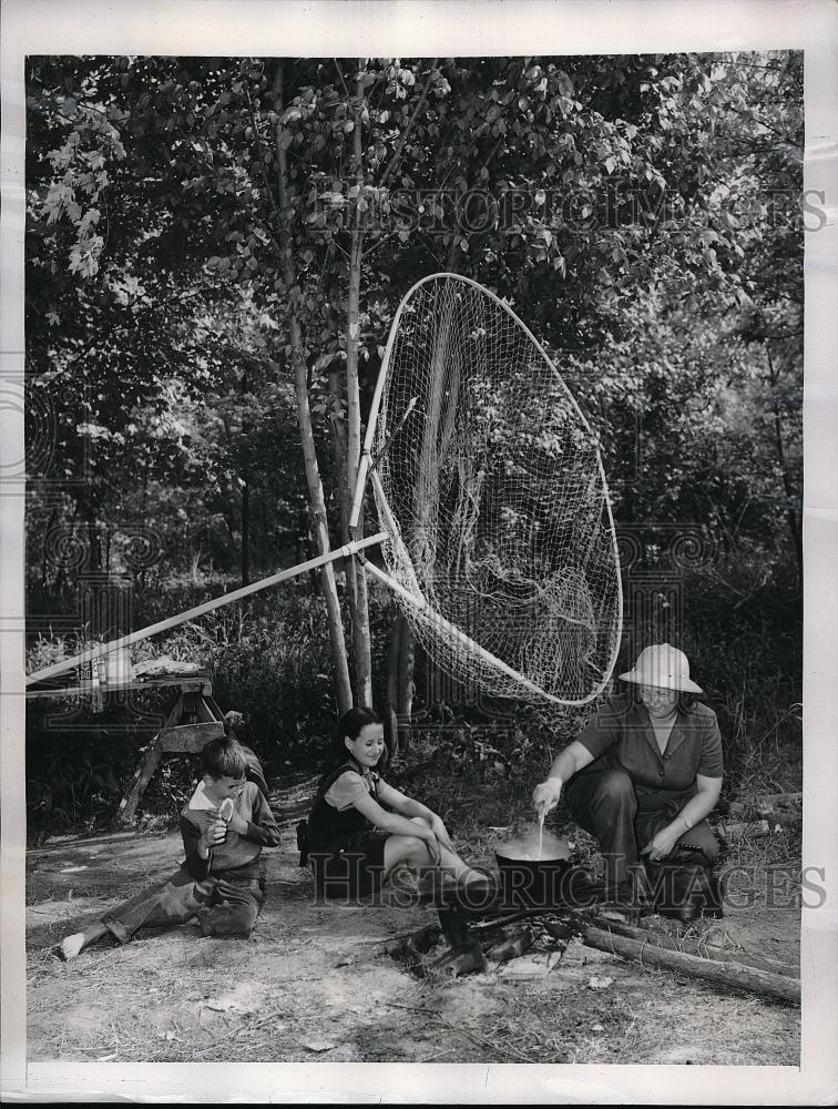 1947 Press Photo Roanoke River Mrs. S.L. Keeter Rock Muddle - Historic Images