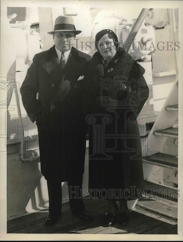 1933 Press Photo Mr &amp; Mrs S.E. Morris arriving in NYC on the SS Paris - Historic Images