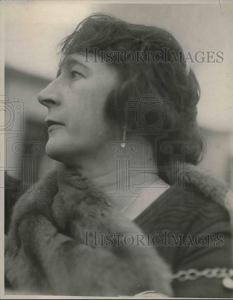 1925 Press Photo Baroness E.M. Mulder in China, posing for a picture. - Historic Images