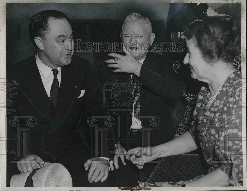 1939 Press Photo E.B Germany and Mrs. Garner talking to get Vice President - Historic Images