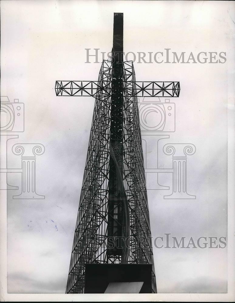 1956 Press Photo Cross of Steel over Frankfurt German Evangelical Church Rally - Historic Images