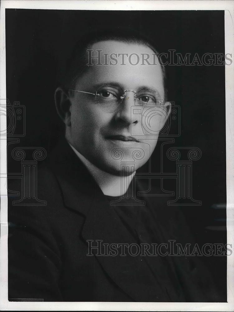 1945 Press Photo Father William Smith Defending Labor Unions - Historic Images