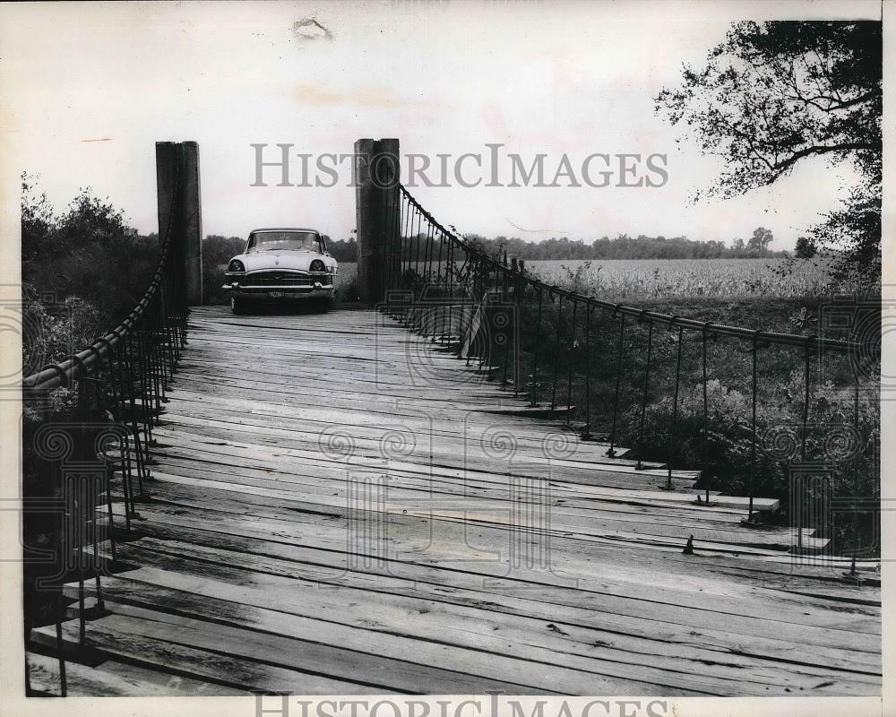 1960 Press Photo Car driving over an old bridge - Historic Images