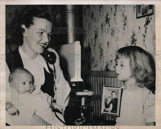 1951 Press Photo Mrs. Jones Swift with her children baby David & Leslie as they - Historic Images