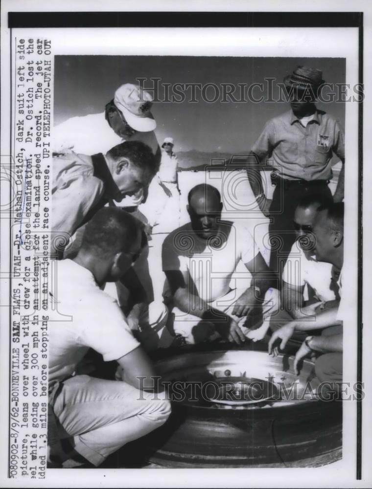 1962 Press Photo Dr. Nathan Ostich examining wreckage - Historic Images