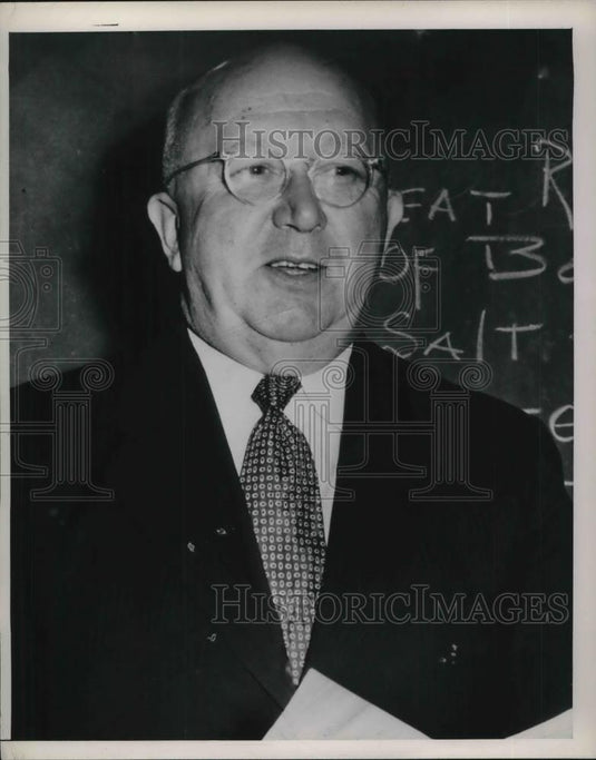 1952 Press Photo Wm A. O'Brein posing for photo - Historic Images
