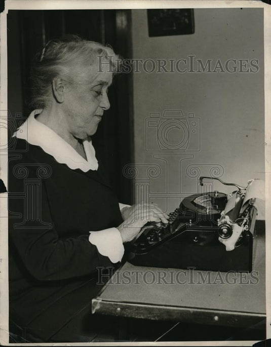 1933 Press Photo Mrs. Chas L Fortree at work - Historic Images