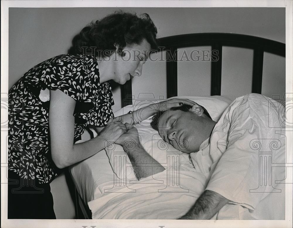 1948 Press Photo Cleveland Indians Pitcher Don Black & Wife Joyce At Hospital - Historic Images