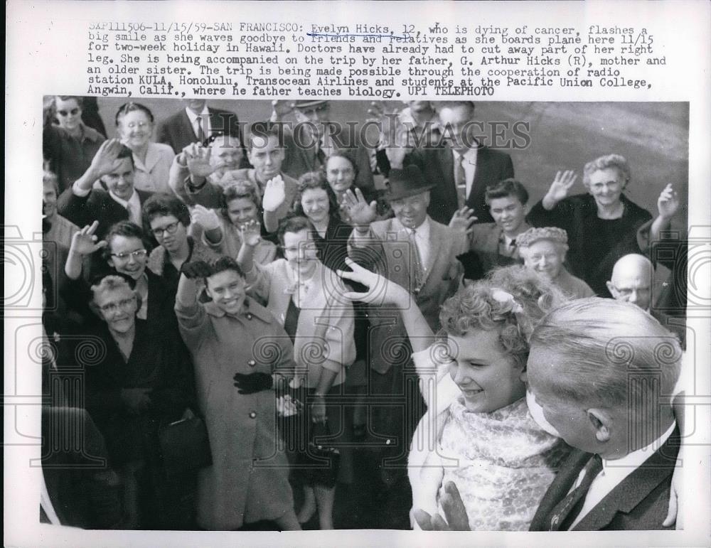 1959 Press Photo Cancer Patient Evelyn Hicks Waves To Well Wishers - Historic Images