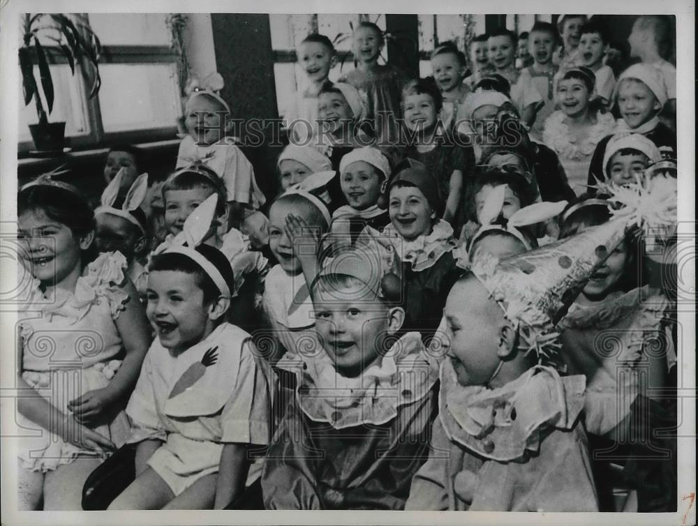 1949 Press Photo Soviet youngsters at a carrnival in Moscow - Historic Images