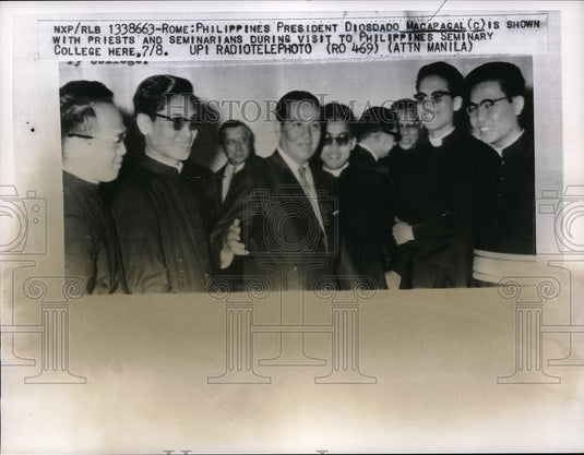 1962 Press Photo Philippine President Diosdado Macapagal With Priests - Historic Images