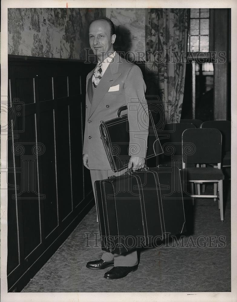 1945 Press Photo L.J. Thompson Merit Award War Deparment - Historic Images