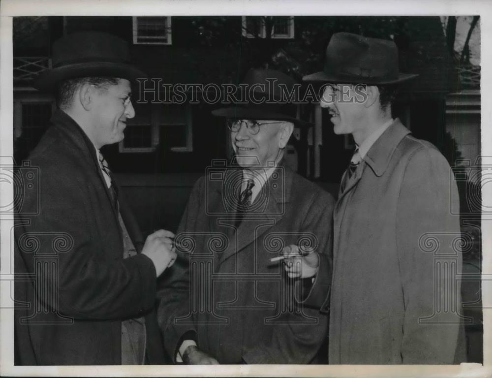 1943 Press Photo City Treasurer Frank J.O&#39;Brien talked with two lawyers. - Historic Images