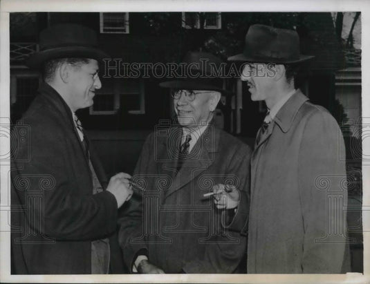 1943 Press Photo City Treasurer Frank J.O'Brien talked with two lawyers. - Historic Images