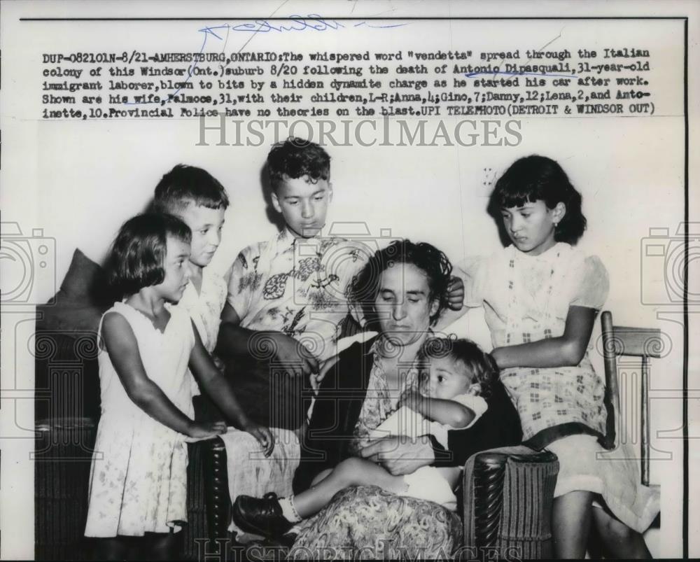 1958 Press Photo Palmoce Dipasquali with her children - Historic Images